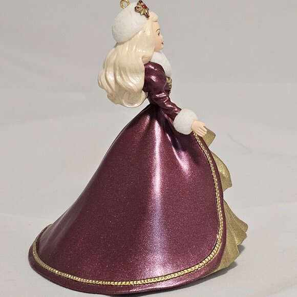 Hallmark Keepsake Ornament - Holiday Barbie 1996 - Picture 4 of 7